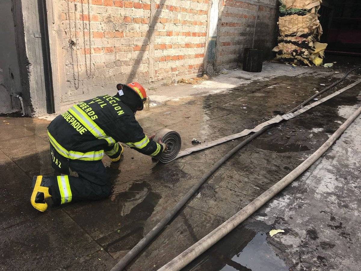 Se incendia bodega de hule espuma en el centro de Tlaquepaque