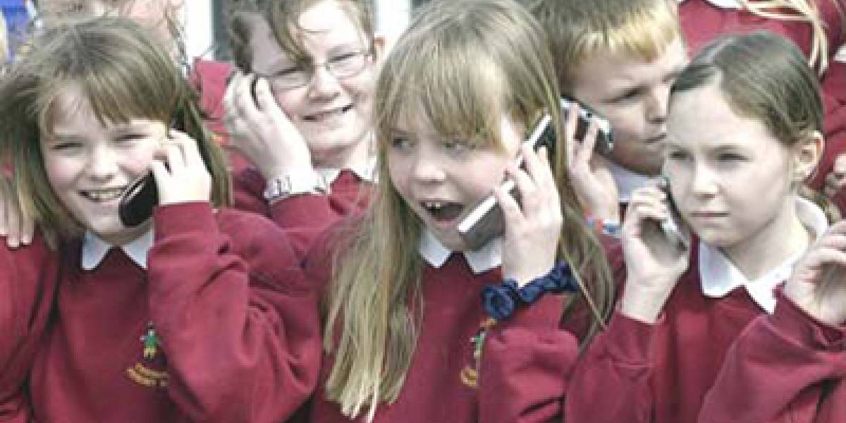 Europa estudia prohibir móviles en colegios por riesgo para la salud