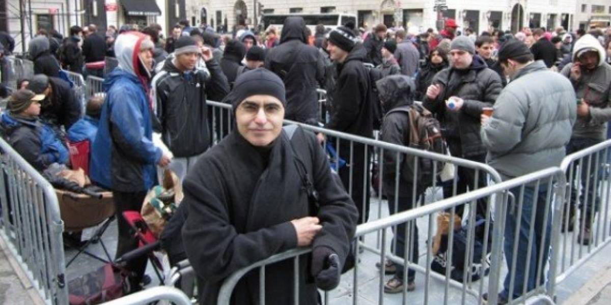 Hombre paga 900 dólares para estar al inicio de la fila por un iPad 2
