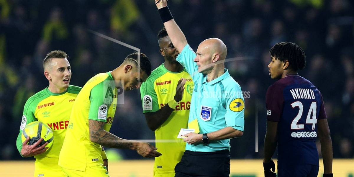 Arbitro francés es suspendido 3 meses por patear jugador