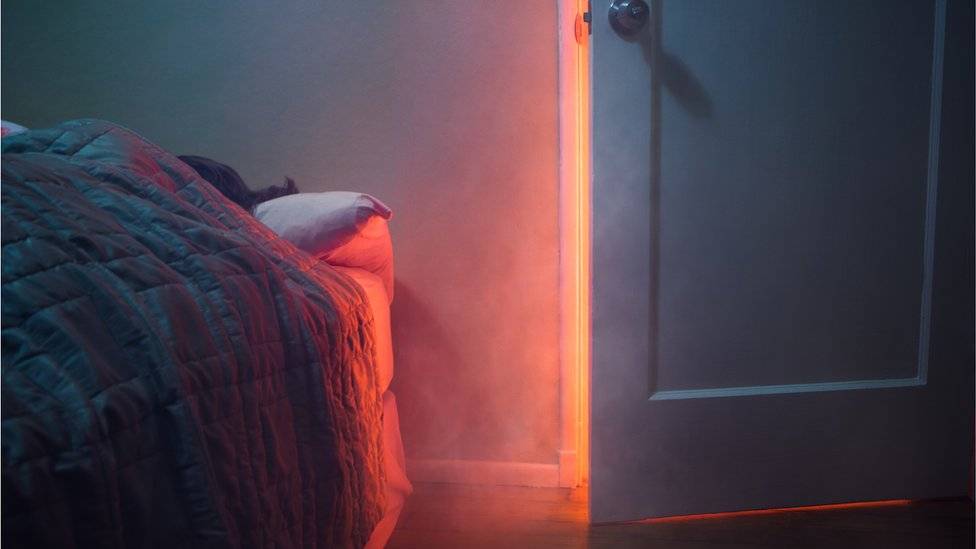 fumaça entrando no quarto