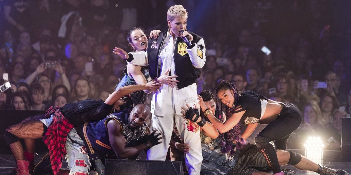 Odom y Pink cantan previo al arranque del Super Bowl