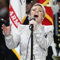 El gesto de Pink antes de cantar el himno de EE.UU. en el Super Bowl LII