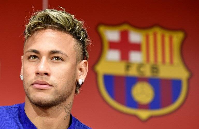 Neymar y el escudo del Barcelona
