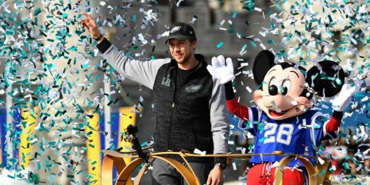 Nick Foles celebra triunfo de los Eagles en Disney World