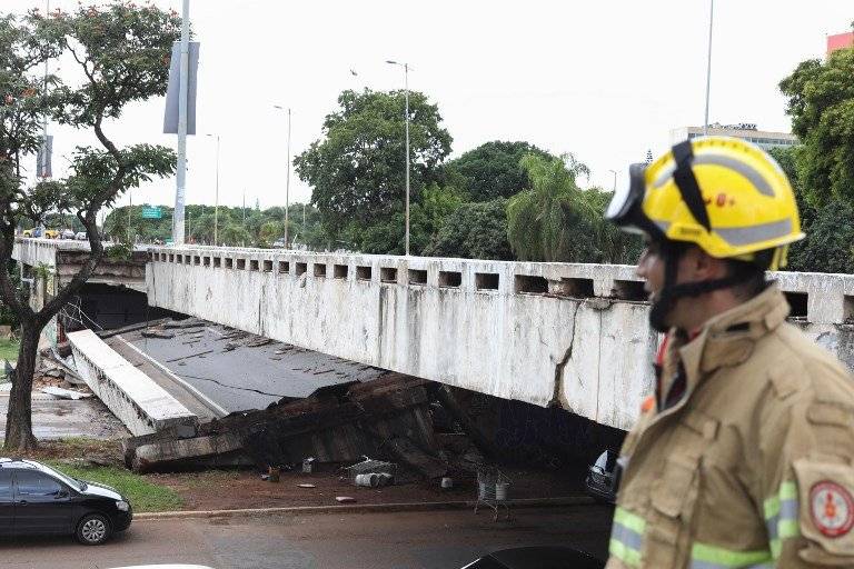 Derrumbe de carretera en Brasil