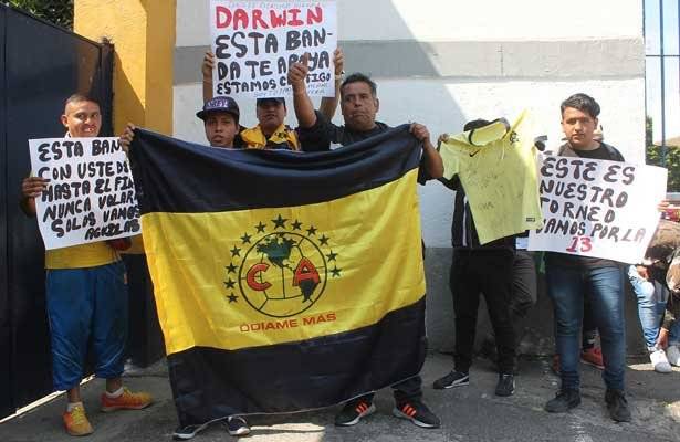 Hinchas del América a Carlos Darwin Quintero