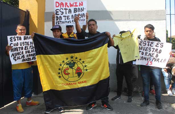 Hinchas del América a Carlos Darwin Quintero