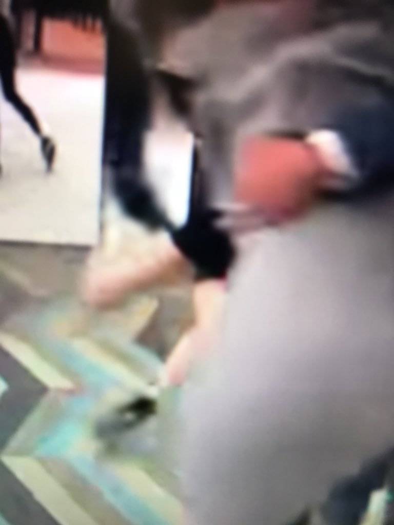 Tania Rincón se cae
