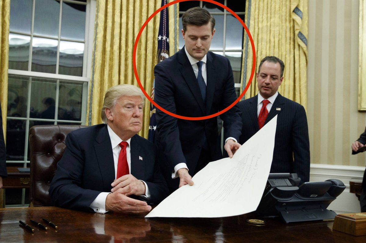 En esta fotografía de archivo del 20 de enero de 2017, el secretario de gabinete de la Casa Blanca, Rob Porter, al centro, le entrega al presidente Donald Trump una orden de confirmación de James Mattis como secretario de Defensa