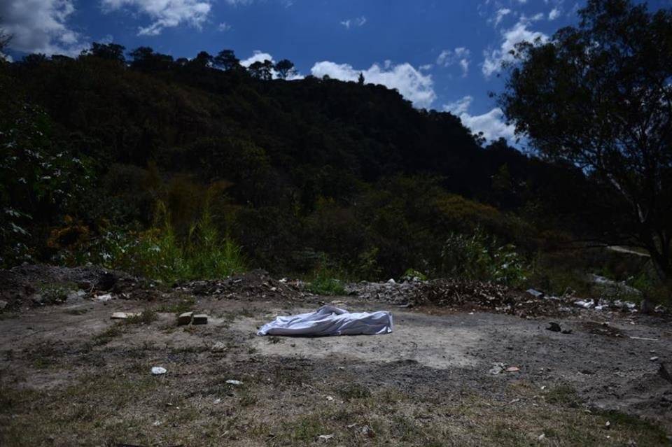 Localizan cadáver de mujer entre matorrales en Mixco
