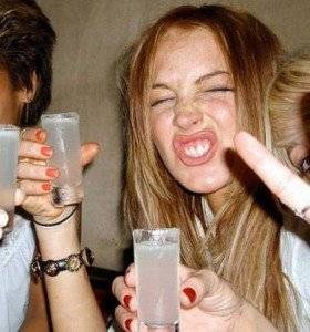 lindsaylohandrunk280x300.jpg