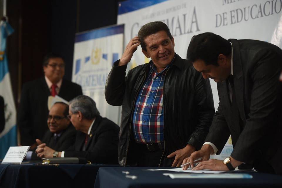 Ministerio de Educación firma acuerdos con sindicato magisterial