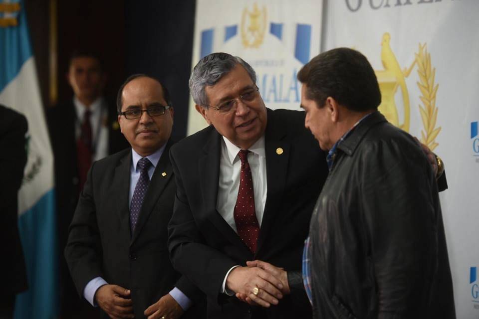Ministerio de Educación firma acuerdos con sindicato magisterial