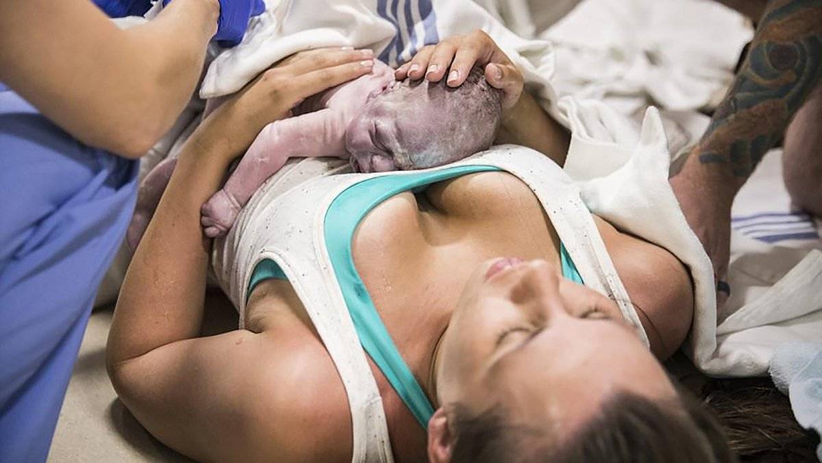 Mujer da a luz en pasillo