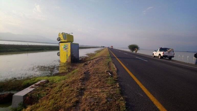 Vuelca camión en la autopista, queda