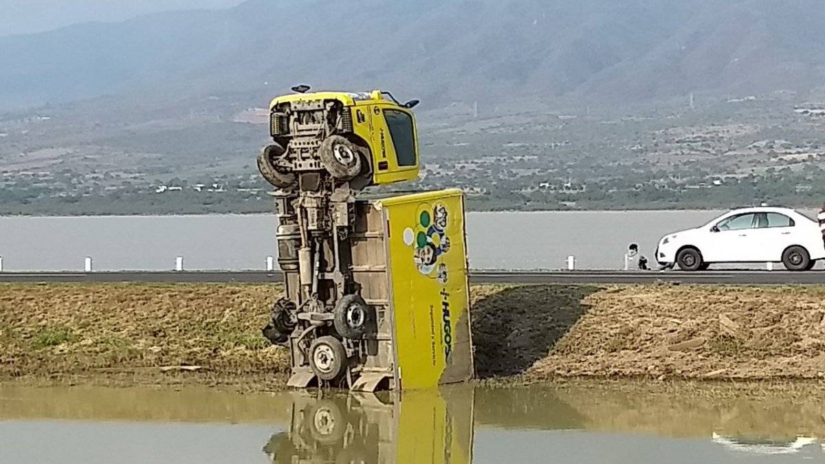Vuelca camión en la autopista, queda