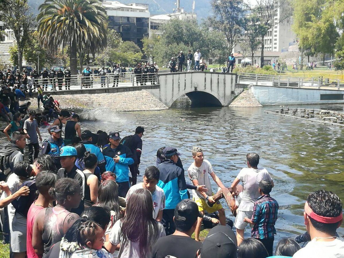 Policía Metropolitana rescato a jóvenes que se ahogaban en la laguna del parque ‘Alameda’