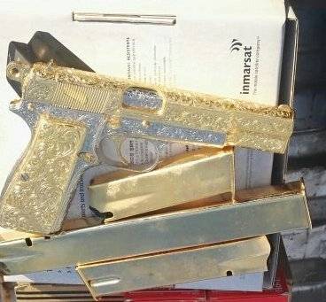 Armas de fuego bañadas en oro
