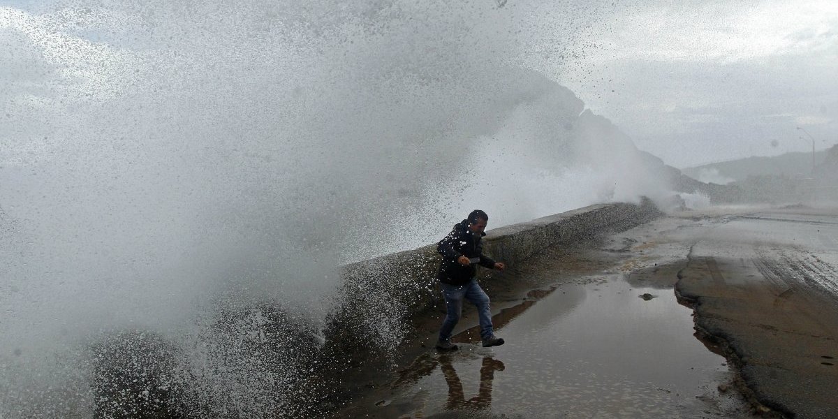 Peruanas mueren arrastradas por marejadas — Chile