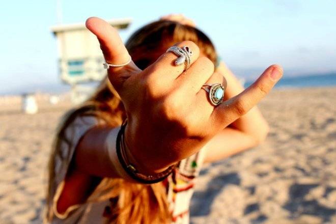 beachgirlhandphotographyfavim.jpg