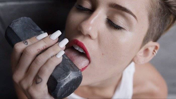mileycyruswrecking3.jpg