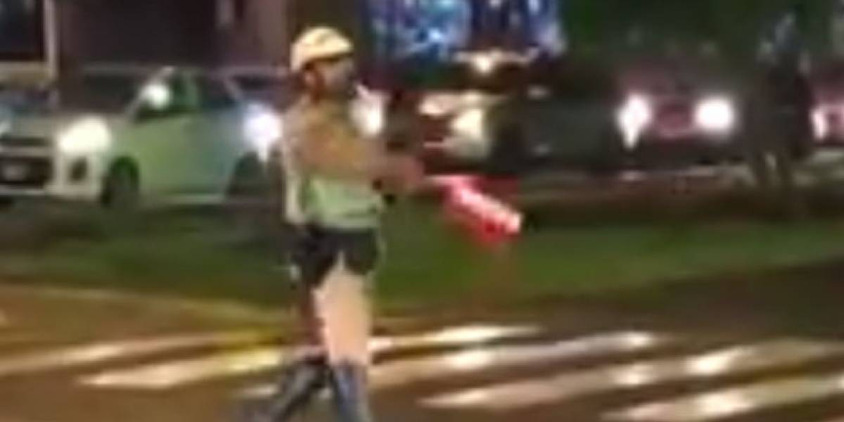 Policía detiene a ambulancia para dar paso a Ministro