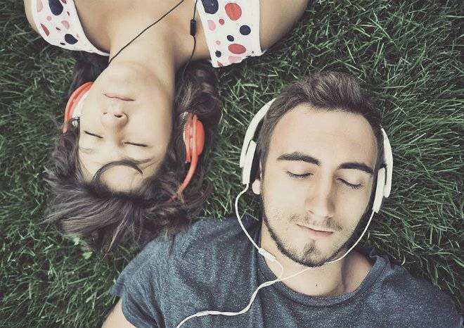 photodune9857114couplelisteningtomusiconheadphonesse1427538408546.jpg