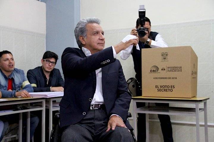 El presidente Lenin Moreno, quien planteó la convocaría a Referéndum y Consulta popular, votó en la Universidad Equinoccial de Quito.
