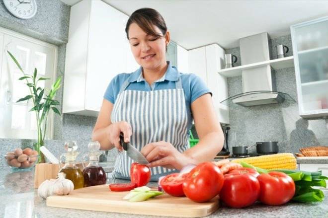 womanchoppingvegetablesinadvance660x650.jpg