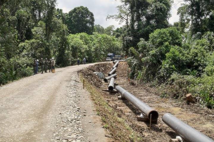 Miembros del ejército ecuatoriano y trabajadores de Petroamazonas vigilan la carretera que se construye al interior del Parque Nacional Yasuní y que conectará el campo Tambococha con el puerto Miranda.