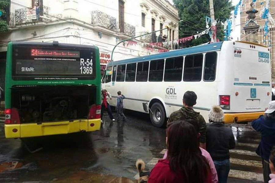 Accidente de autobuses deja 33 lesionados en el Centro tapatío
