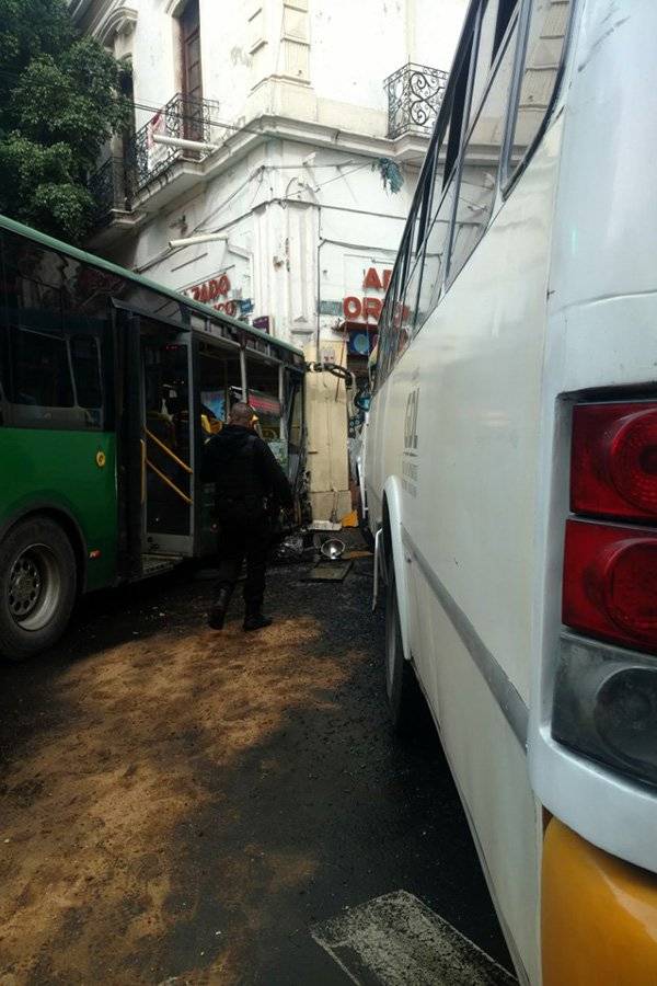 Accidente de autobuses deja 33 lesionados en el Centro tapatío