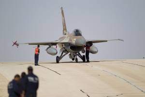 Foto de archivo de un avión de la Fuerza Aérea israelí F16 en la base aérea de Ovda cerca de Eilat, en el sur de Israel.
