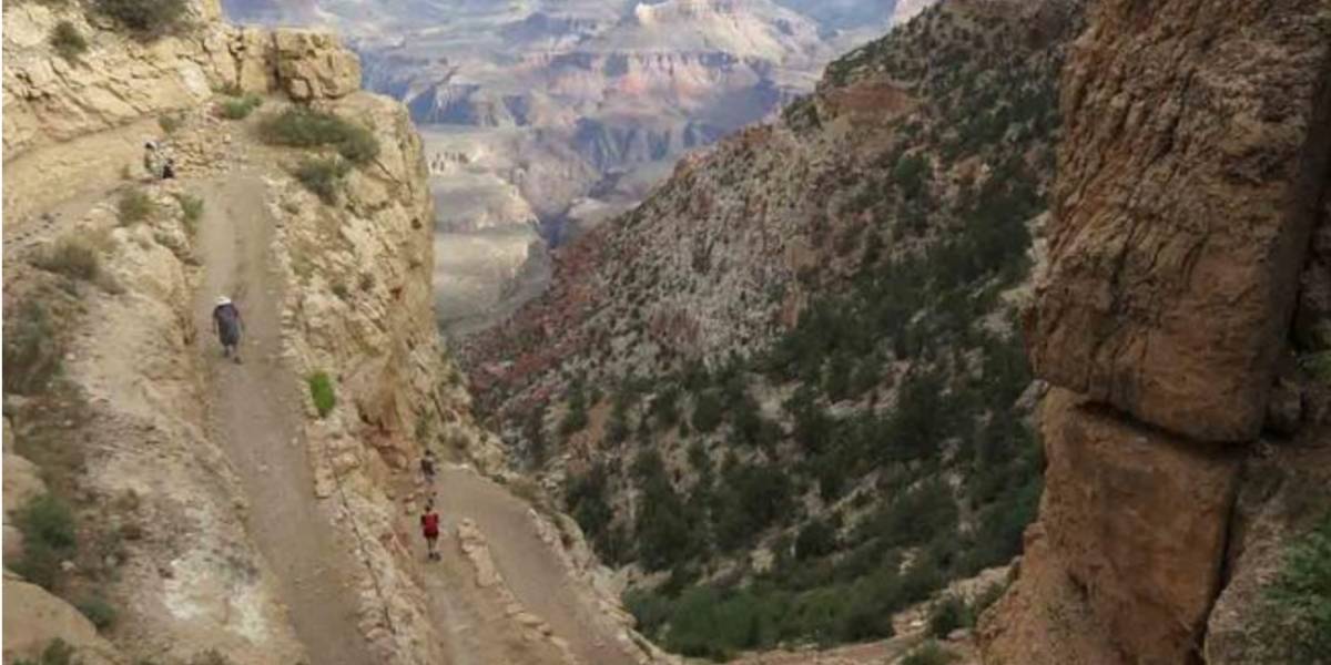 Gran Cañón: 3 muertos y 4 heridos al estrellarse helicóptero turístico Gran Cañón: 3 muertos y 4 heridos al estrellarse helicóptero turístico