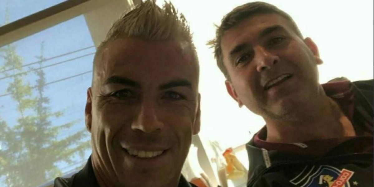 Esteban Paredes se unió a la moda rubia de Colo Colo