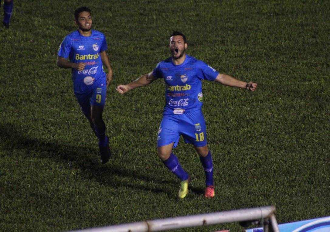 Cobán le propinó un duro golpe al campeón.