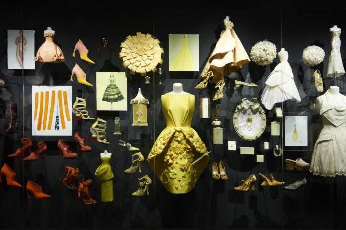 1499275015christiandiordesignerofdreamsscenography25cadriendirand1499184911700x466.jpg