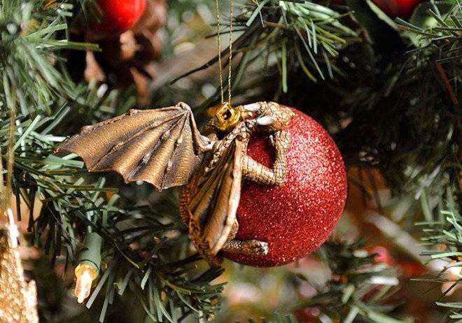 aeliapetrodragonbaubles7660x650.jpg