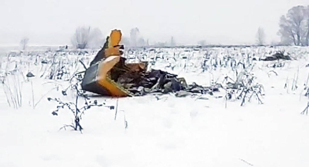 Esta imagen muestra los restos del avión caído en Rusia cerca de la aldea de Stepanovskoye, el domingo 11 de febrero del 2018. Foto tomada de video de la agencia de noticias Life.ru. (Life.ru vía AP)