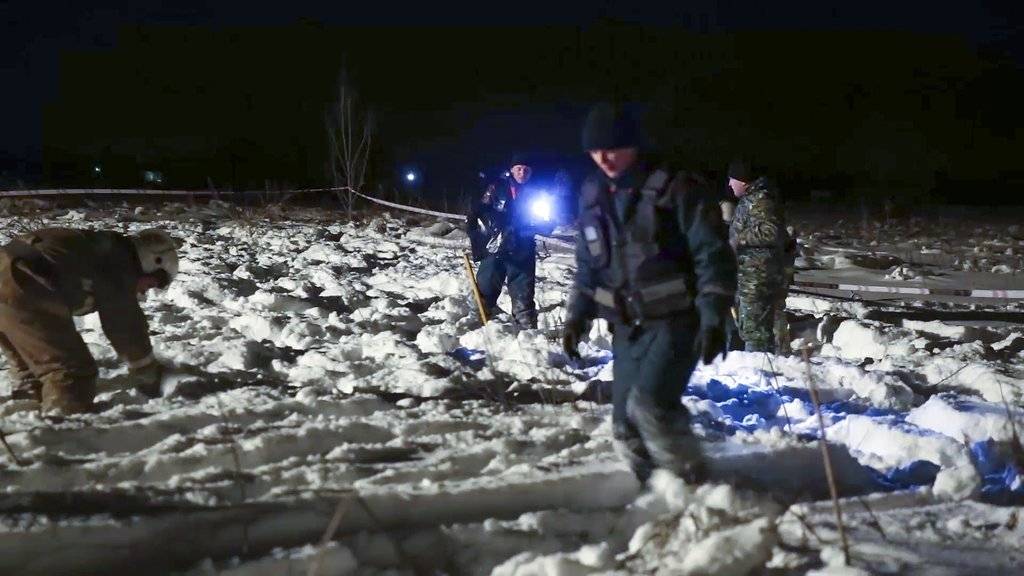 En esta fotografía proporcionada por el Ministerio de Situaciones de Emergencia de Rusia se muestra el lugar donde se accidentó un avión An-148 de Saratov Airlines, a unos 40 kilómetros (25 millas) de distancia del Aeropuerto de Domodedovo, en Rusia, el d