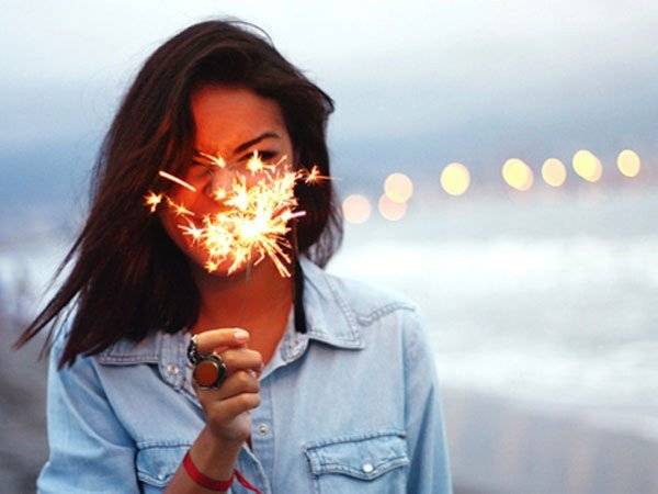 beachfireworkgirlhappyjeansfavim.com282958660x650.jpg