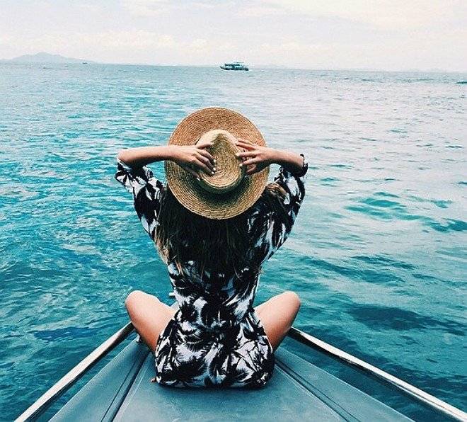 bluetravelgirlsummerfavim660x650.jpg