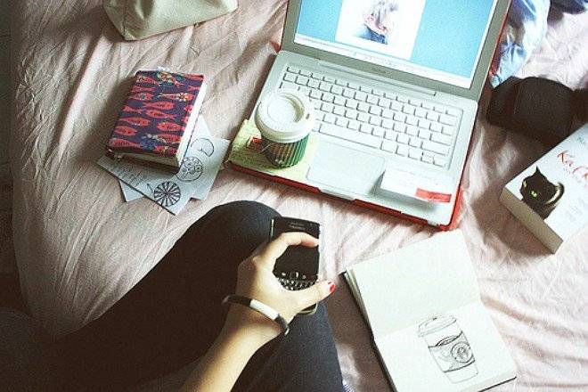 booksgirlhandsnailsnotebookfavim660x650.jpg