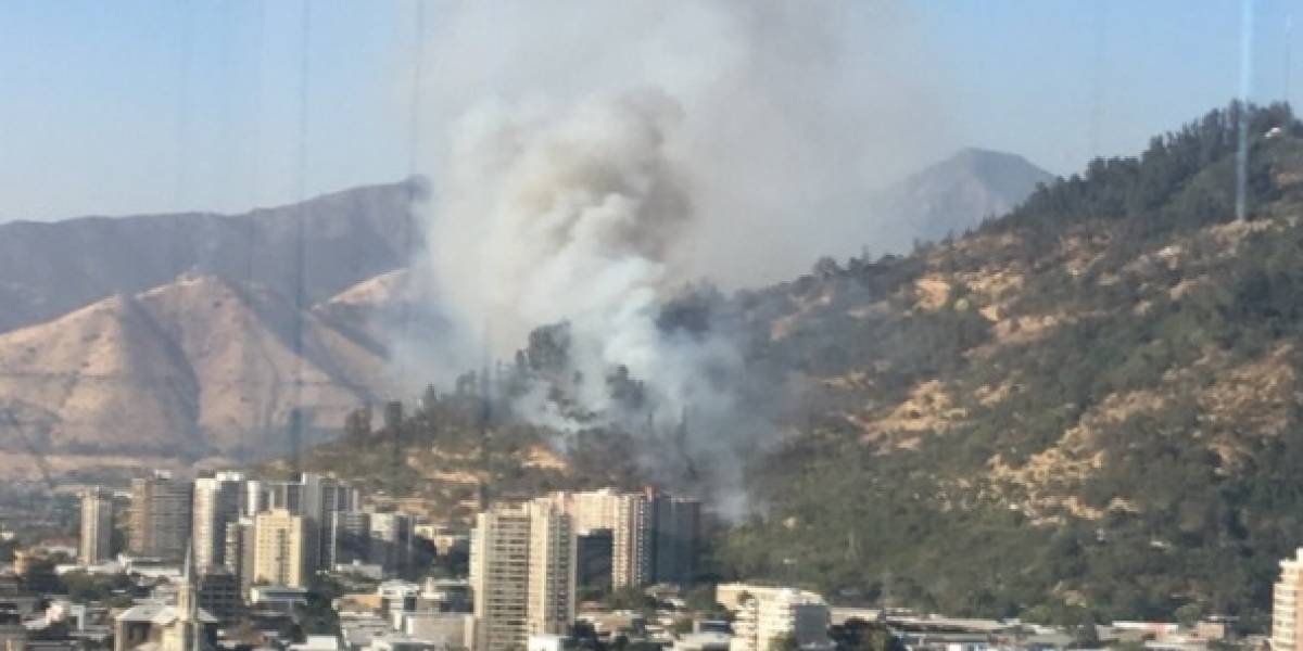 Incendio en el Cerro San Cristóbal: Bomberos logra controlar la emergencia