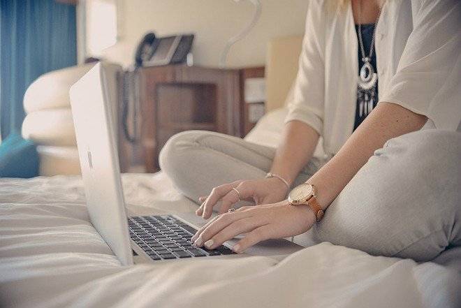 casualbusinesswomantypingonlaptopwhilstinbed660x650.jpg
