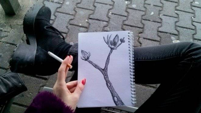 cigarettesdrawingsgirlspalefavim660x650.jpg