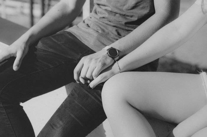 coupleholdinghandsinbw800x533700x466.jpg