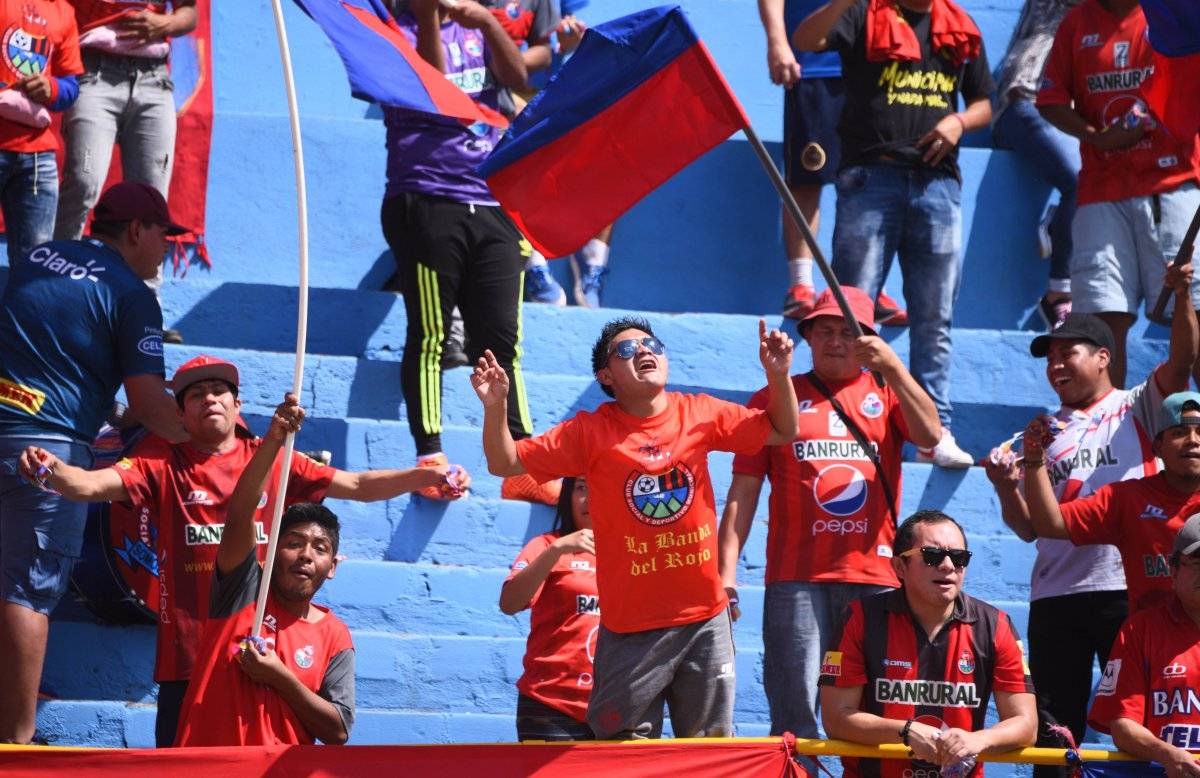 Los rojos disfrutaron del triunfo de su equipo.