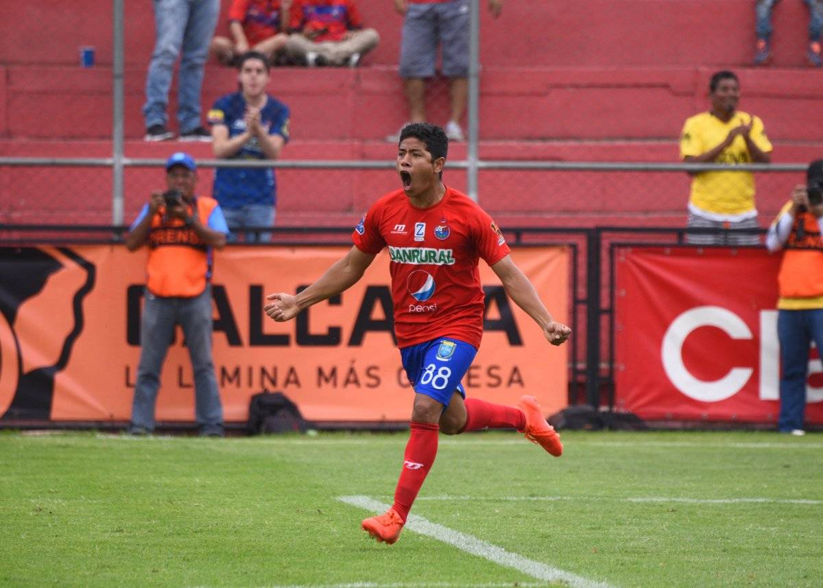 Altán festejó con todo su primera anotación.